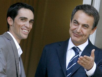 Contador y Zapatero, durante la recepción del presidente al ciclista en 2009, en La Moncloa, tras su segundo Tour.