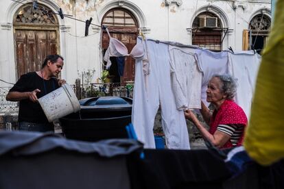 La bomba en la casa de Omar fue robada. Tiene que llevar el agua en baldes desde un grifo público de la calle al tanque en su balcón.