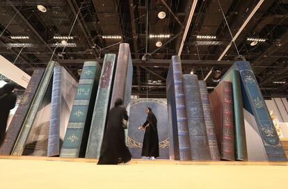 Asistentes visitan la Feria Internacional del Libro de Abu Dhabi (ADIBF), en Abu Dhabi (Emiratos Árabes Unidos). 