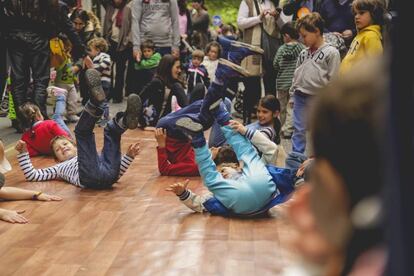 Varios chavales bailan 'breakdance'.