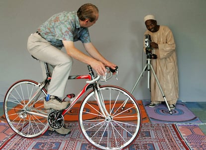 El fotógrafo maliense Malick Sidibé durante la sesión de fotos al campeón de ciclismo Damien Salmon en Plouha, en 2006.