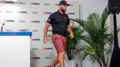 Jon Rahm, con una sandalia en el pie izquierdo, este martes.