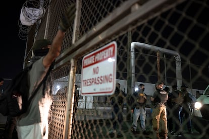 Agentes federales dentro del Centro de Detención del ICE, durante una protesta este viernes.