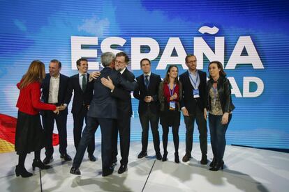 Mariano Rajoy abraza a Adolfo Suárez Illana en presencia de altos cargos del PP al inicio de la convención nacional de la formación.