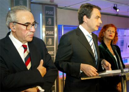 José Luis Rodríguez Zapatero, esta mañana entre Gregorio Peces Barba (izqda) y Carmen Alborch (dcha).