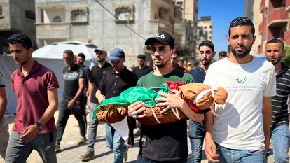 Familiares de un menor muerto en un ataque israelí trasladaban el cuerpo para celebrar el funeral, este miércoles en Ciudad de Gaza.