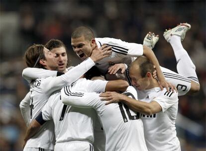 Jugadores del Real Madrid celebran un gol.