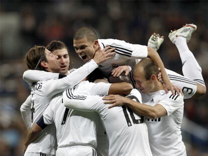 Jugadores del Real Madrid celebran un gol.