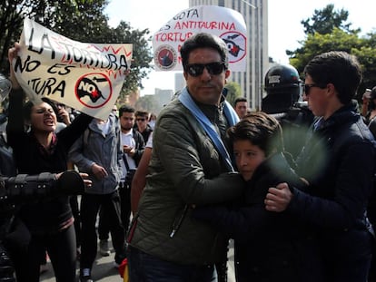 Antitaurinos gritan consignas contra taurinos por la reapertura de la Plaza de Toros la Santa Mar&iacute;a, el pasado domingo en Bogot&aacute; (Colombia). 