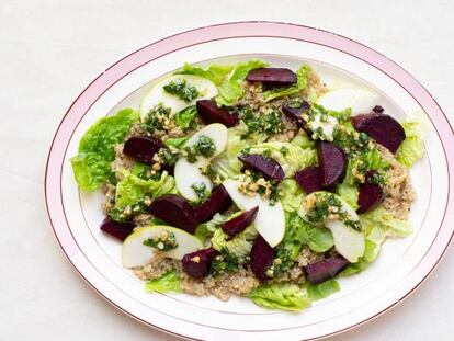 Ensalada de remolacha asada, quinua y vinagreta de hierbas y nueces