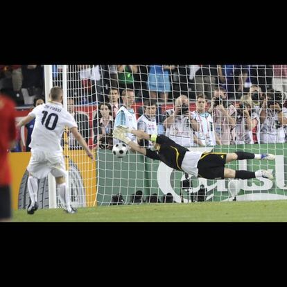 El capitán fue decisivo. En el partido de cuartos ante Italia, Casillas paró los lanzamientos desde el punto de penalti de De Rossi y Di Natale, uno a su derecha y el otro a la izquierda. Y durante el partido, tuvo dos intervenciones geniales a remates de Camoranesi, después de una acción ganada por Toni, y en un cabezazo de Di Natale. España superaba su maldición y salía lanzada hacia el título.