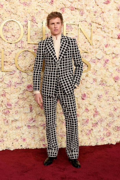 Eddie Redmayne, quien muy a menudo apuesta por trajes completamente fuera de convenciones, esta vez acudió a la gala como nominado por 'Chacal' con un inolvidable traje de cuadros blancos y negros.