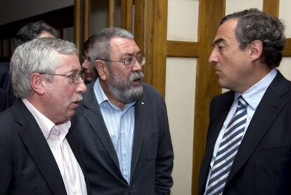 Ignacio Fernández Toxo, Cándido Méndez y Juan Rosell, en la Universidad Menéndez Pelayo de Santander.