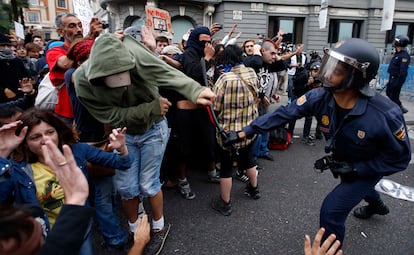 Carga policial durante la marcha "Rodea el Congreso"