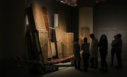 Las puertas de Gaudí encontradas en la puerta de la casa Batlló que pueden verse en la exposición temporal de Francesc Torres en el MNAC.