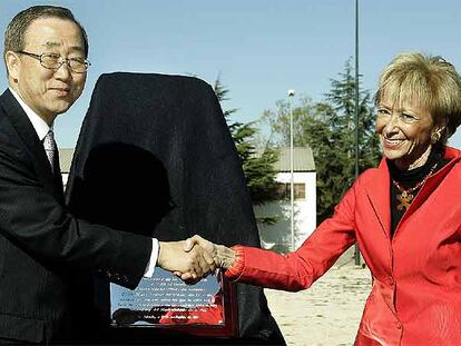 Ban Ki-moon y Fernández de la Vega se saludan, ayer, tras descubrir una placa en el lugar donde se erigirá la base de comunicaciones.
 / jesús císcar
Rita Barberá y Francisco Camps, ayer, con Ban Ki-moon en Valencia.