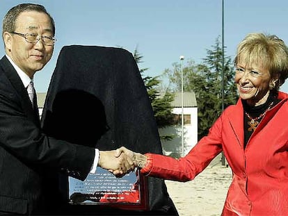 Ban Ki-moon y Fernández de la Vega se saludan, ayer, tras descubrir una placa en el lugar donde se erigirá la base de comunicaciones.
/ jesús císcar
Rita Barberá y Francisco Camps, ayer, con Ban Ki-moon en Valencia.