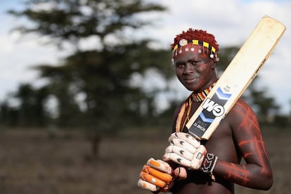 Otro de los jugadores es Tony Kishoyian, que aquí posa con el bate de críquet y el cuerpo decorado con pintura. Otro de los frentes de concienciación de estos masais es el consumo de drogas y el abuso de alcohol. También se esfuerzan por construir la paz entre las comunidades.
