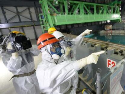 El gobernador de Fukushima, Yuhei sato, inspeccionando los tanques de agua la semana pasada.