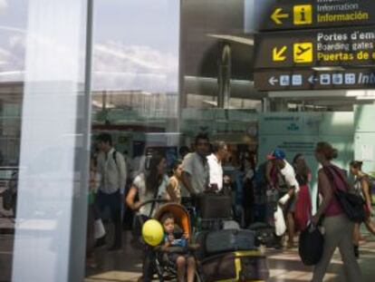 Pasajeros esperando en el aeropuerto de El Prat.