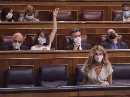 La vicesecretaria general del PSOE y portavoz del Grupo Parlamentario Socialista en el Congreso, Adriana Lastra, levanta el brazo durante la votación de una sesión plenaria celebrada en el Congreso de los Diputados, a 10 de junio de 2021, en Madrid, (España). El pleno de hoy aborda entre otras cuestiones, el Real Decreto-ley por el que se adoptan medidas urgentes para paliar los daños por la borrasca