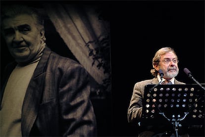 El consejero delegado del Grupo PRISA, Juan Luis Cebrián, recuerda a Eduardo Haro Tecglen en el Teatro Español.