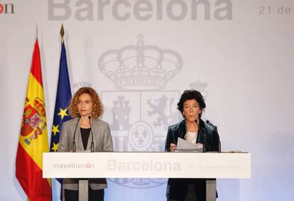 Isabel Celaá, ministra portavoz del Gobierno y Meritxell Batet, ministra de Política Territorial, en la rueda de prensa tras el consejo de ministros celebrado en Barcelona.