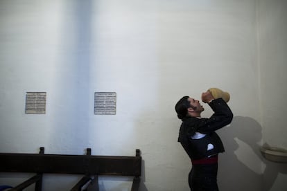 El matador bebe agua de un botijo en la capilla de la plaza de toros de la capital andaluza.