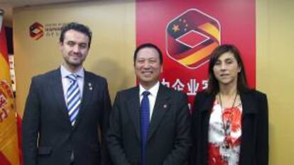 El director del Centro de Negocios Hispano-Chino, Enrique García (i), el presidente de esta entidad empresarial en China, He Minghui (c), y la alcaldesa de Aranda de Duero, Raquel González (d), en el acto de apertura de su nueva sede en Guangzhou (China), que ha generado un notable interés entre empresarios y medios de comunicación de esta ciudad de la provincia de Cantón, al sur del país asiático.