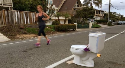 Un inodoro abandonado en una calla de Leucadia (California).