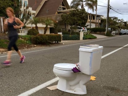 Un inodoro abandonado en una calla de Leucadia (California).