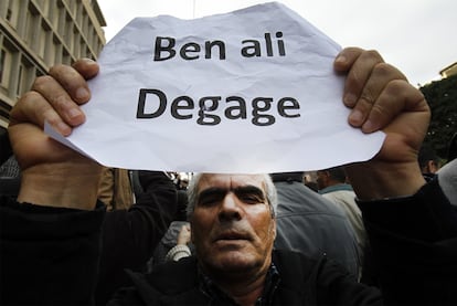 Un manifestante sostiene un cártel donde se puede leer "Ben Ali degage" (Ben Ali fuera).