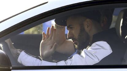 Benzema acena ao chegar a Valdebebas.