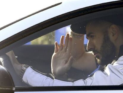 Benzema saluda a su llegada a Valdebebas. 