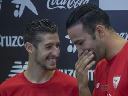 Adil Rami y Sergio Escudero durante su presentación con el Sevilla.