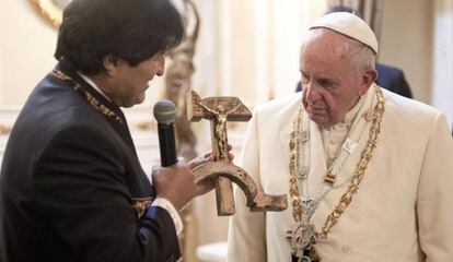 Evo Morales entrega un crucifijo con la hoz y el martillo al Papa Francisco.