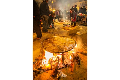 Las paellas elaboradas en la calle las agrupaciones falleras son la comida preferida por los valencianos durante las Fallas.