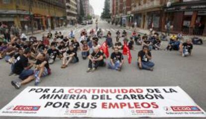 Alrededor de unos setenta mineros han llevado a cabo diversas acciones reivindicativas por la calles de Oviedo.