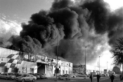 El incendio de la clínica veterinaria y otras dos naves en Castellón generó una densa humareda.