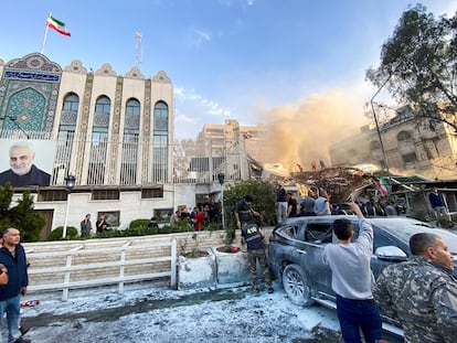 Un edificio en ruinas tras un ataque israelí junto a la embajada iraní en Damasco, este lunes en la capital siria.