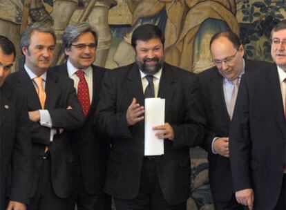 El ministro de Justicia, Francisco Caamaño (tercero por la derecha), con las asociaciones judiciales.