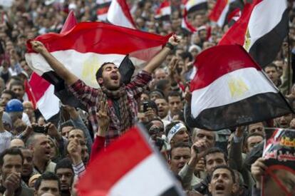 Miles de personas se manifiestan cada día en la plaza de la Liberación de El Cairo.