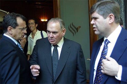 De izquierda a derecha, Jordano, Castillejo y Jurado, en la sede de Cajasur en verano de 2003.