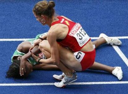 Natalia Rodríguez consuela a Gelete Burka tras la final de 1.500 metros de los Mundiales de Berlín.