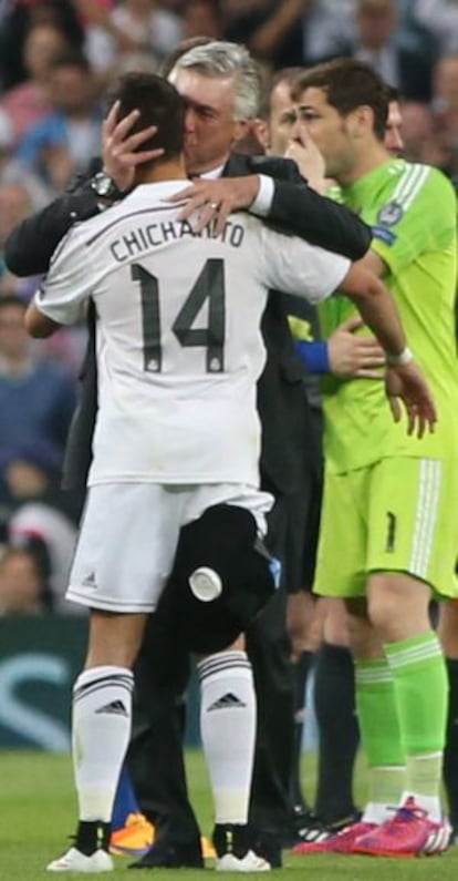 Ancelotti besa a Chicharito tras el derbi.