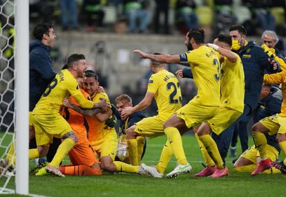 Los jugadores del Villarreal se abranza a su compañero el portero Gero Rulli tras parar el penalti que da la victoria a su equipo.