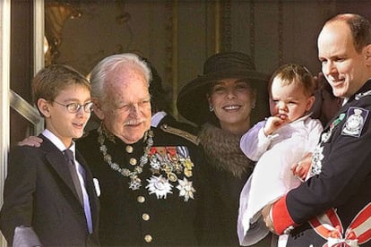 Raniero de Mónaco, con sus hijos Alberto y Carolina.