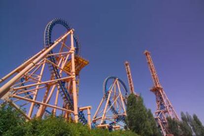 Montaña rusa Stunt Fall, en el Parque Warner de Madrid.