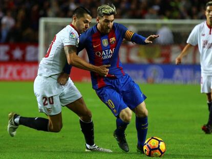 Messi y Vitolo luchan en una acción del partido.