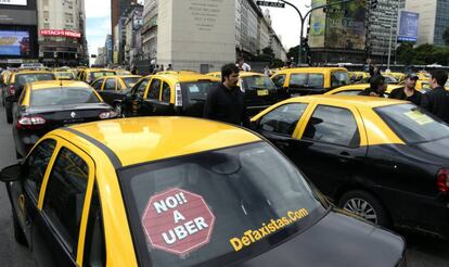 Manifestaci&oacute;n de taxistas contra la plataforma Uber en Buenos Aires (Argentina), el 20 de abril de 2016. 